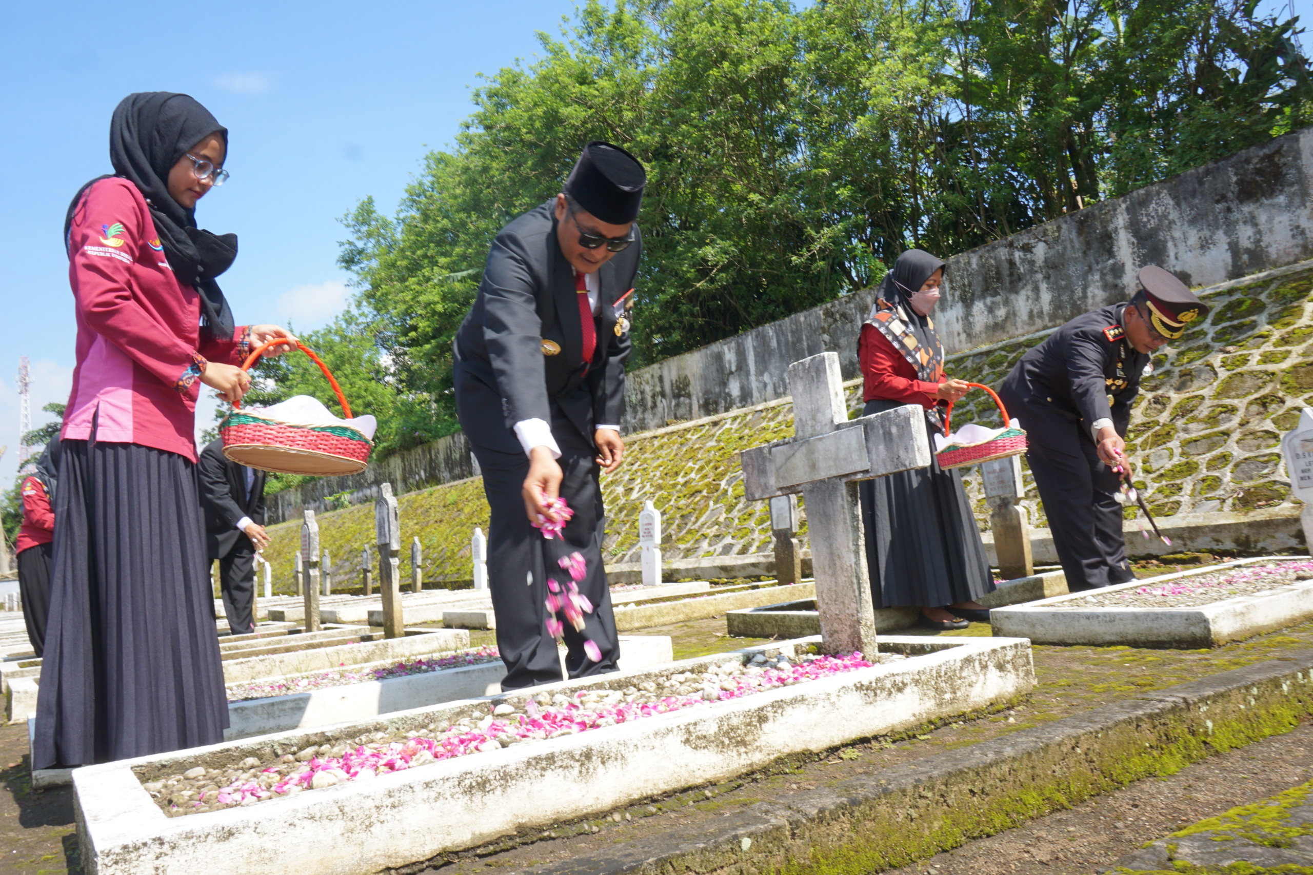Bupati Magelang Zaenal Arifin bersama jajaran Forkompimda dan seluruh Kepala OPD di lingkungan Pemerintah Kabupaten Magelang saat melakukan prosesi tabur bunga di Taman Makam Pahlawan (TMP) Giri Dharmo Loyo II Cawang memperingati memperingati Hari Pahlawan.