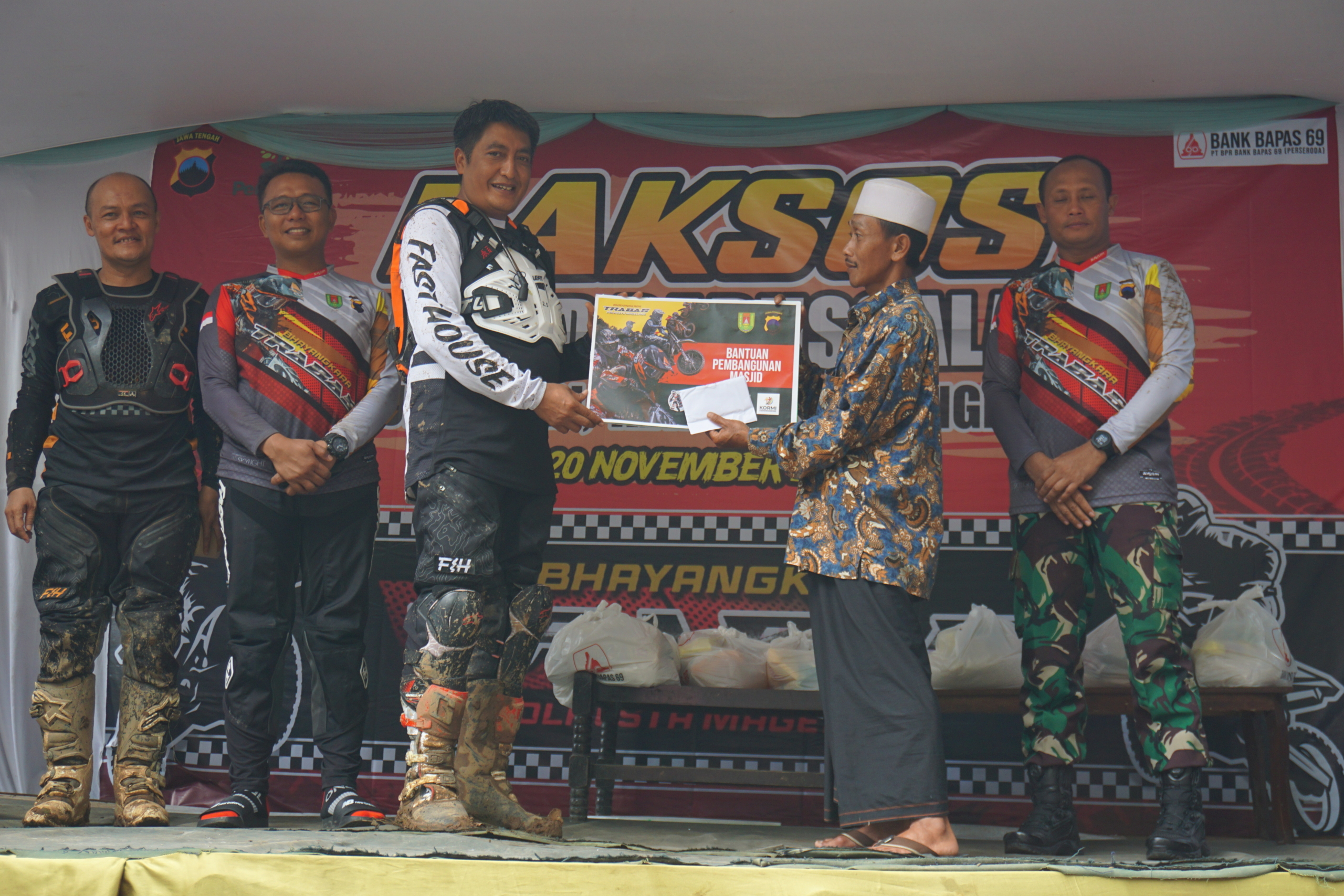 Bupati Magelang Zaenal Arifin didampingi Plt Kapolresta Magelang, Dandim 0705/Magelang dan Dirut Bank Bapas 69 saat menyerahkan bantuan Bakti sosial kepada masyarakat