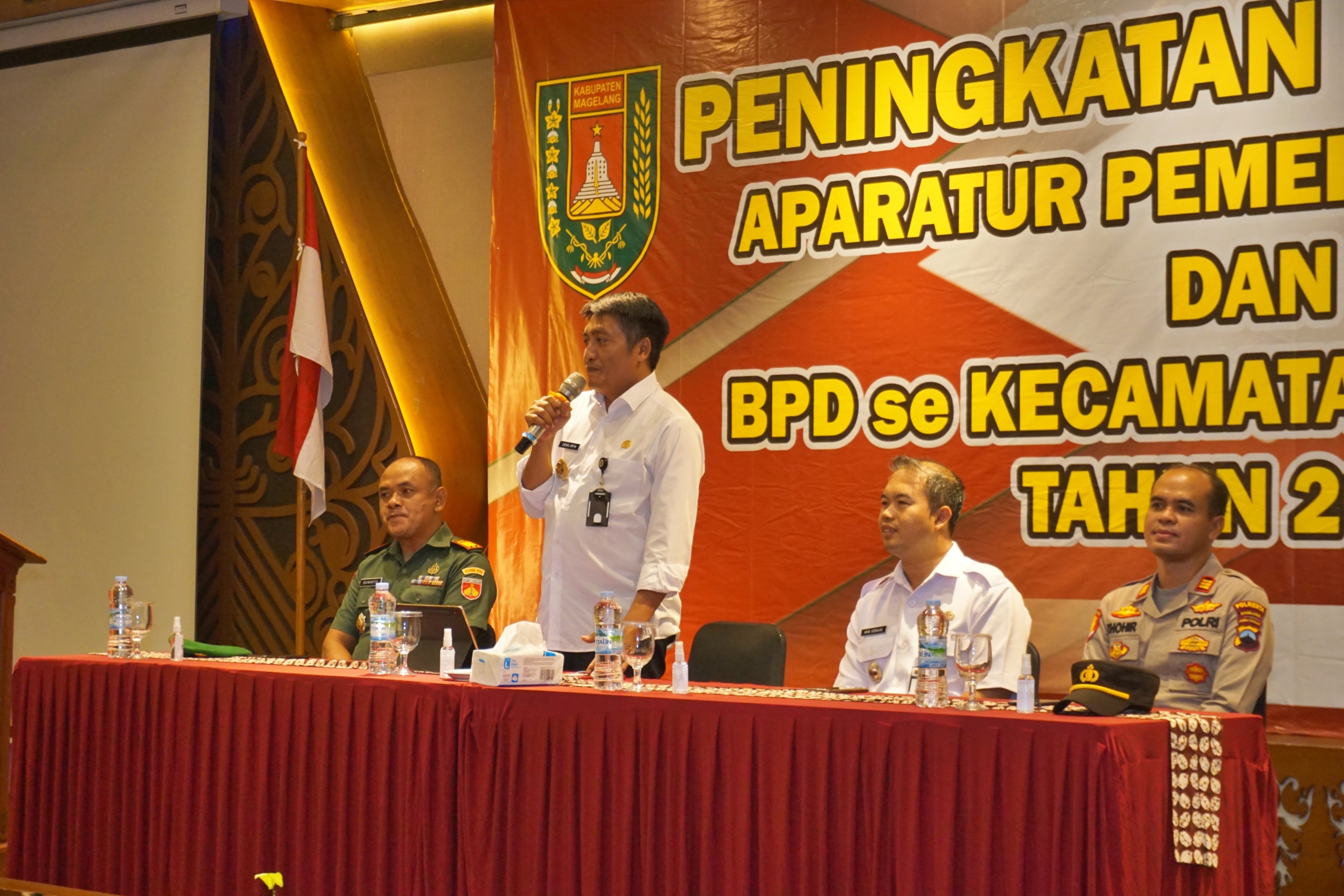 Bupati Magelang Zaenal Arifin didampingi jajaran Forkompimcam Muntilan saat memberikan arahan pada acara Pelatihan Peningkatan Kapasitas Bagi Kepala Desa, Ketua BPD dan Perangkat Desa Se-Kecamatan Muntilan
