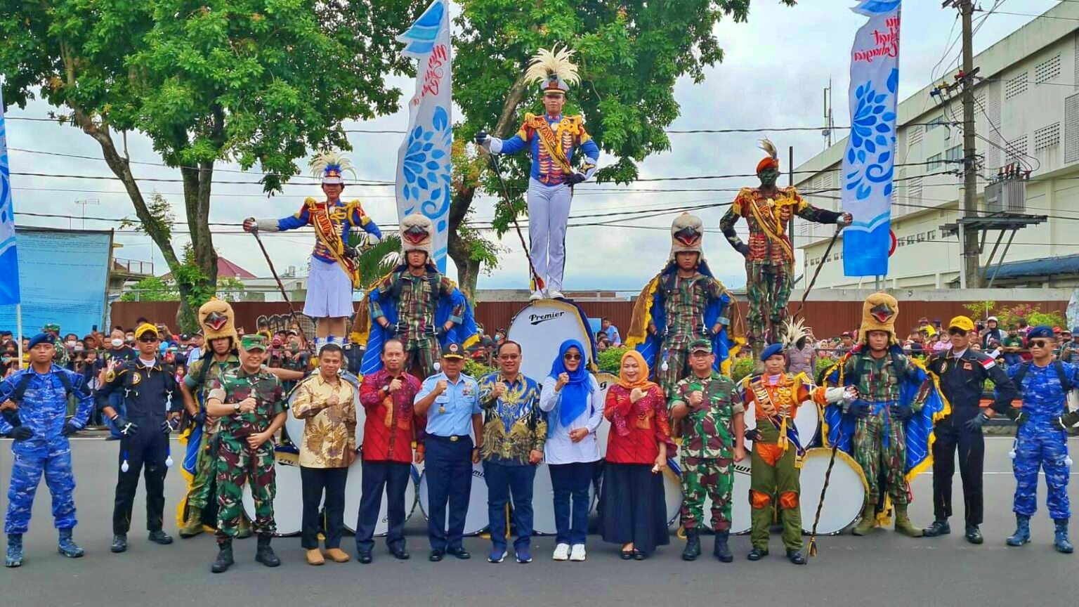 DrumBand Taruna AAU saat foto bersama Wali Kota Magelang dan jajarannya