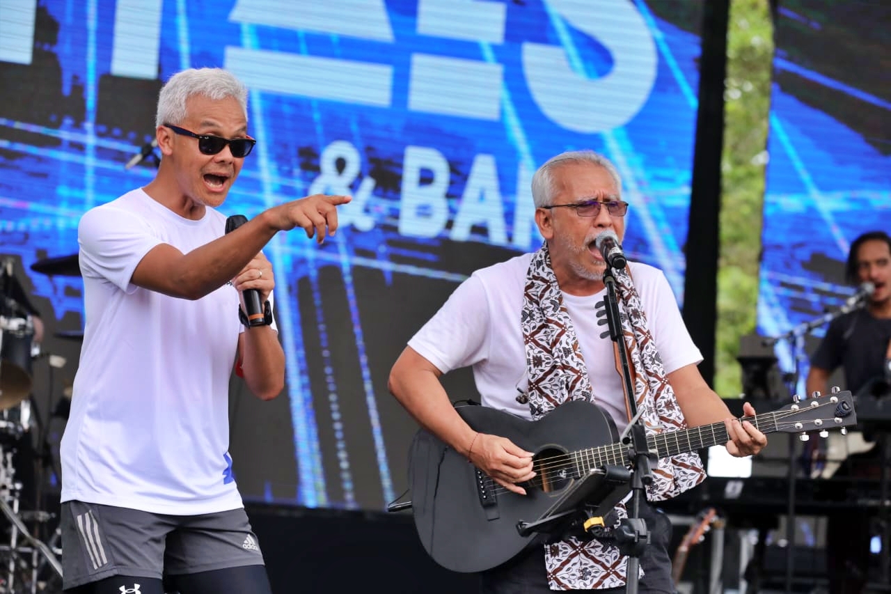 Ganjar Pranowo bersama Iwan Fals saat hibur peserta Borobudur Marathon 2022 di Magelang