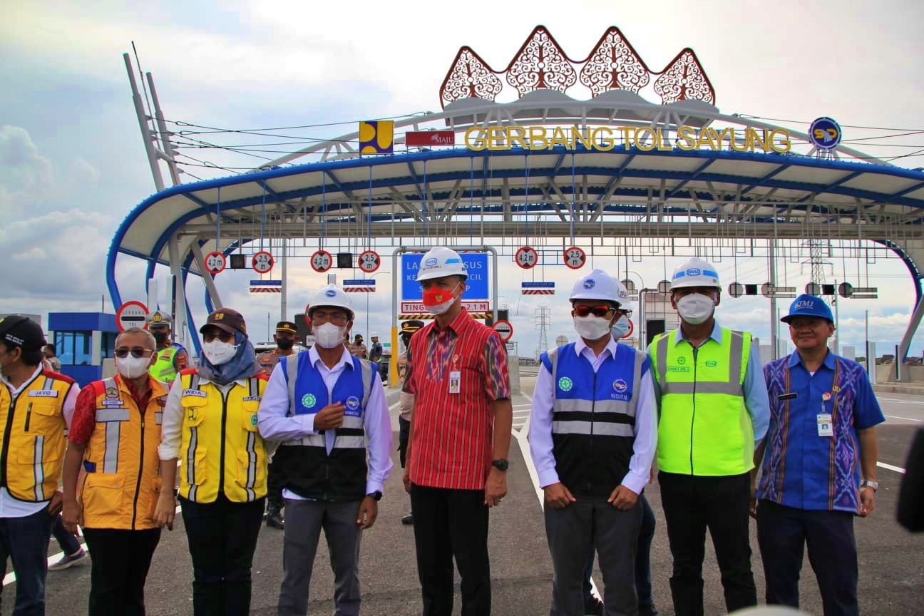 Ganjar Pranowo saat meninjau jalan tol semarang-dekam seksi 2