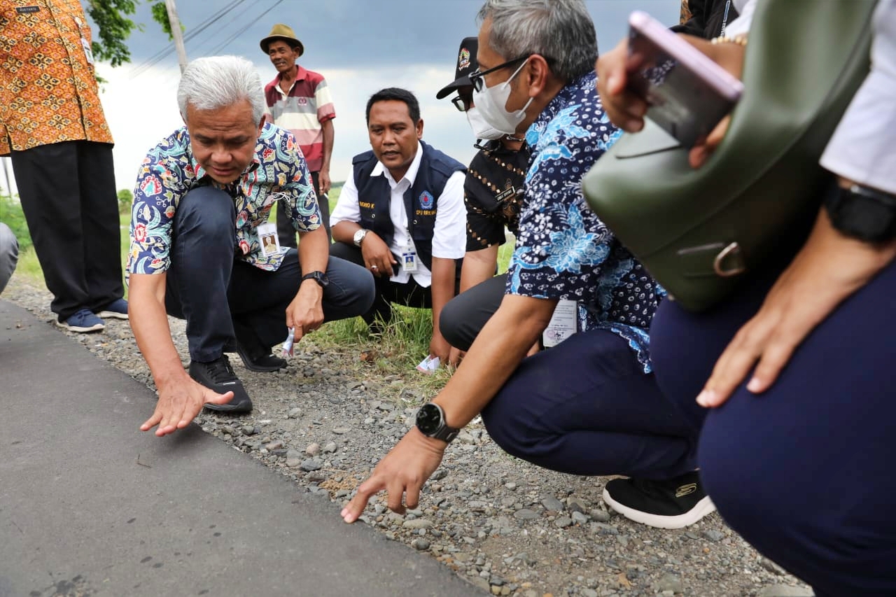 Ganjar cek pembangunan jalan