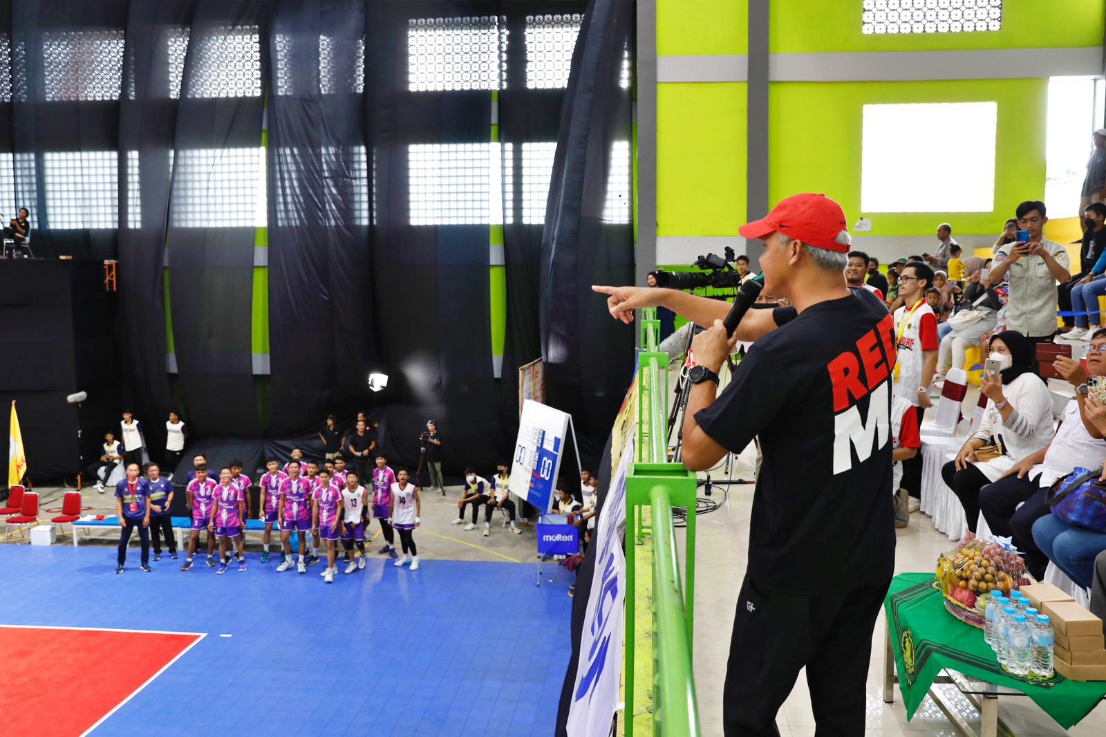 Ganjar saat beri semangat tim bola voli di Solo