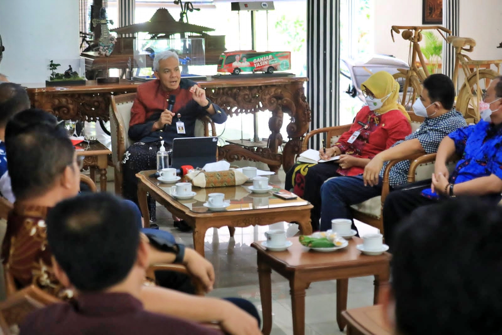 Ganjar saat rapat membahas upah minimum
