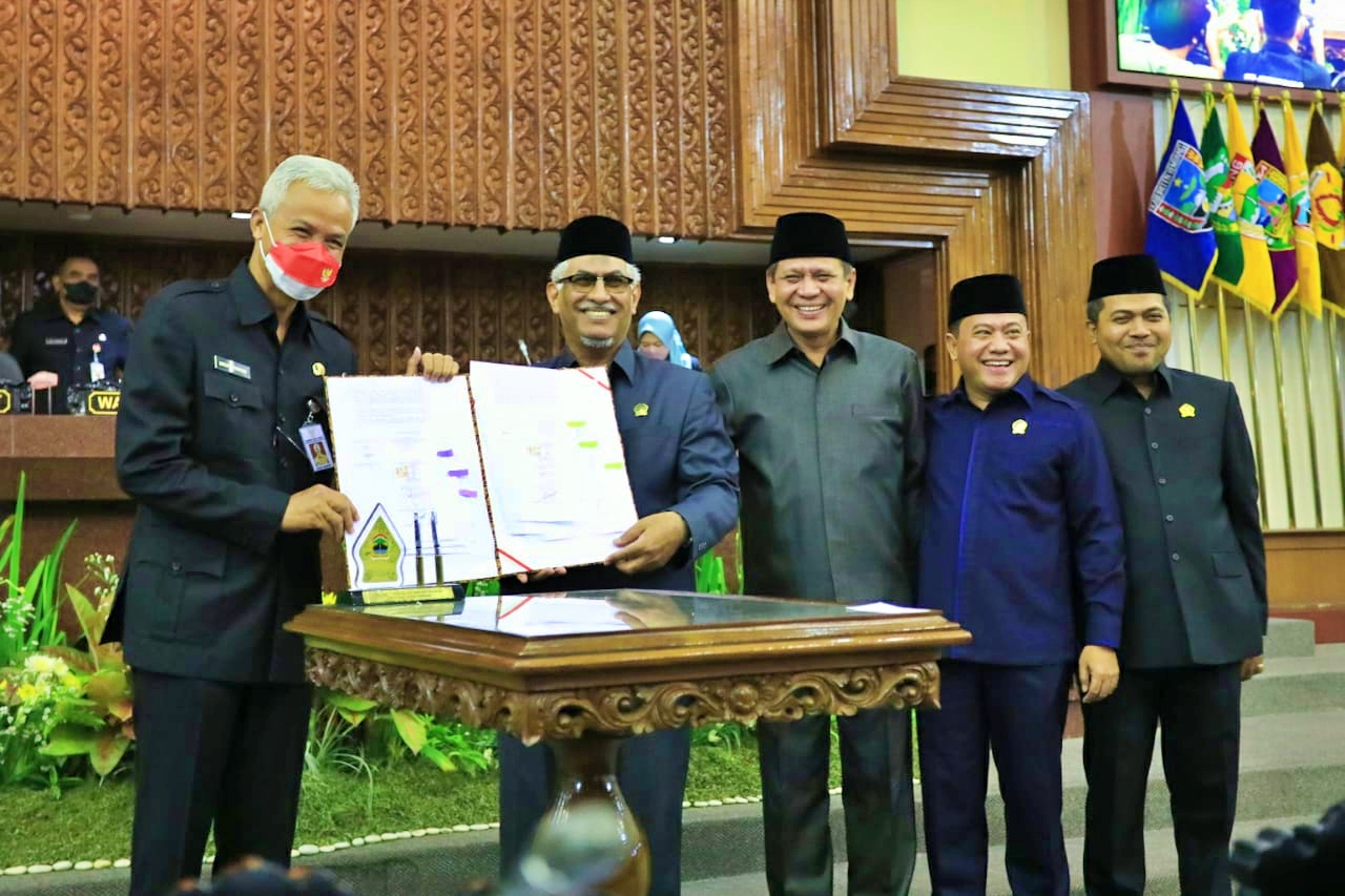 Gubernur Jawa Tengah Ganjar Pranowo menandatangani nota kesepakatan Kebijakan Umum Anggaran Prioritas Plafon Sementara (KUA-PPS) APBD TA 2023