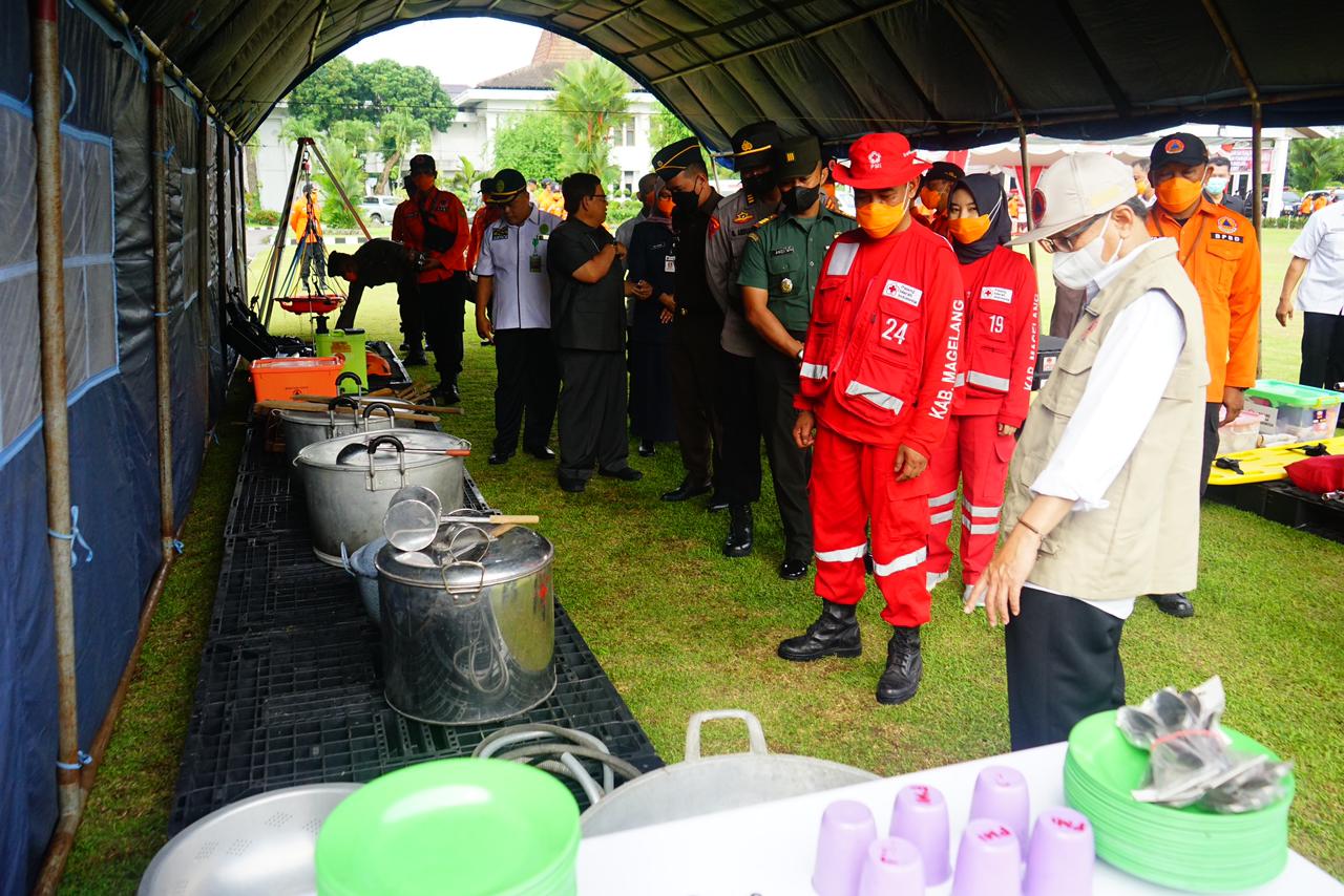 Sekretaris Daerah Kabupaten Magelang Adi Waryanto didampingi Kalakhar BPBD Kabupaten Magelang dan jajaran Forkompimda saat meninjau kesiapan personil dan peralatan kebencanaan.
