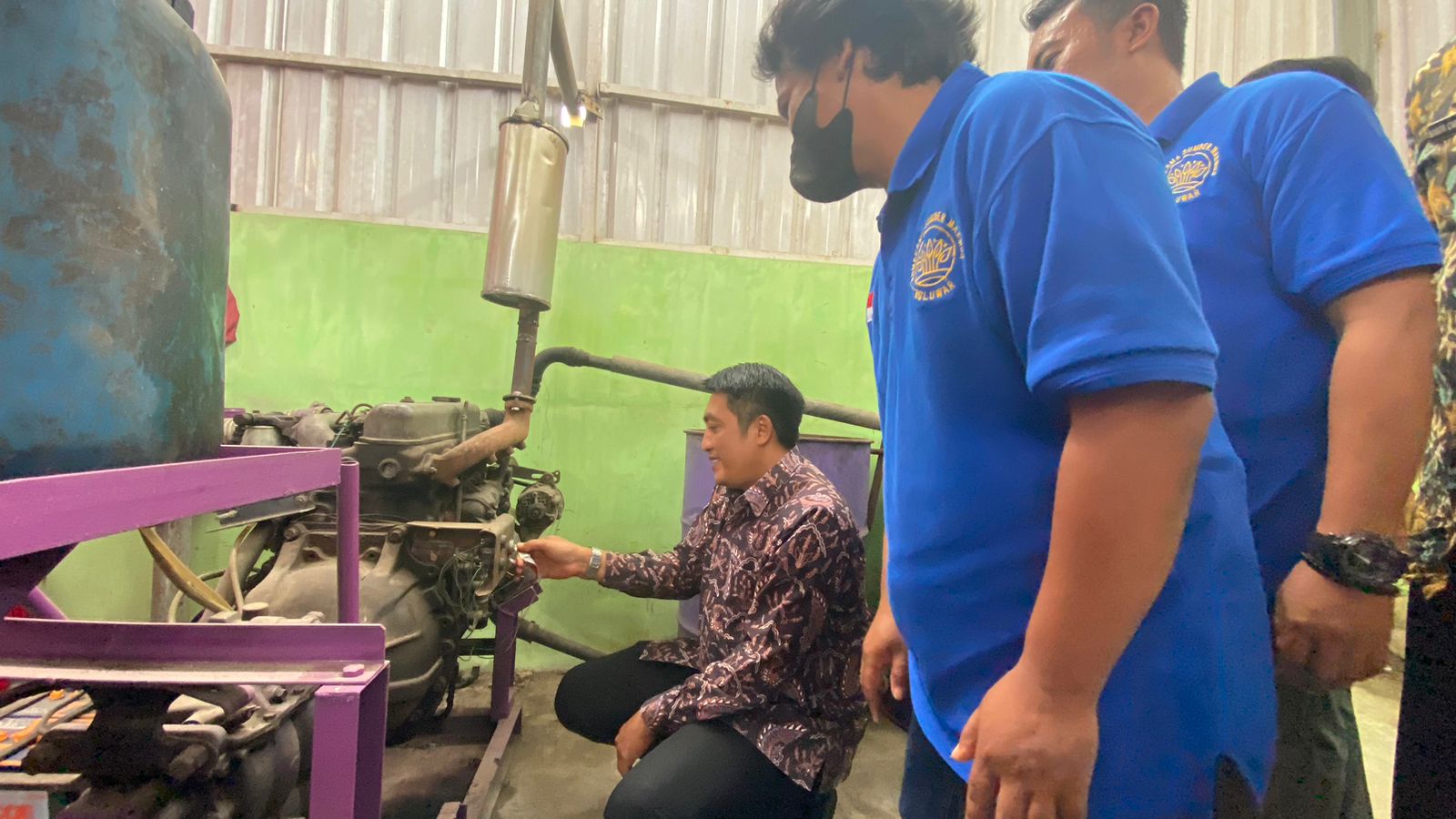 : Bupati Magelang Zaenal Arifin didamping Camat Ngluwar dan Anggota Bumdesma saat meninjau alat Revitalisasi Ricemills.