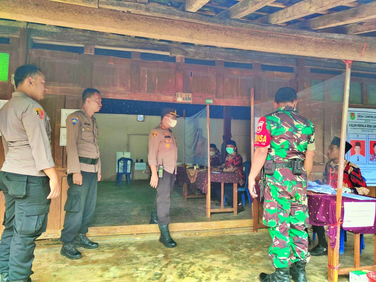 Kapolres Magelang saat tinjau salah satu TPS Pilkades di Borobudur