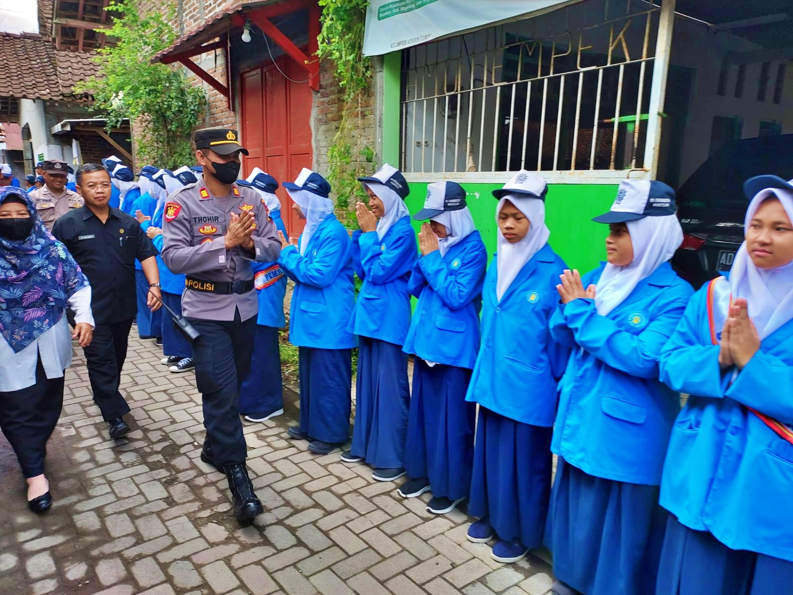 Kapolsek Muntilan saat jadi pembinca upacara di sebuah sekolah