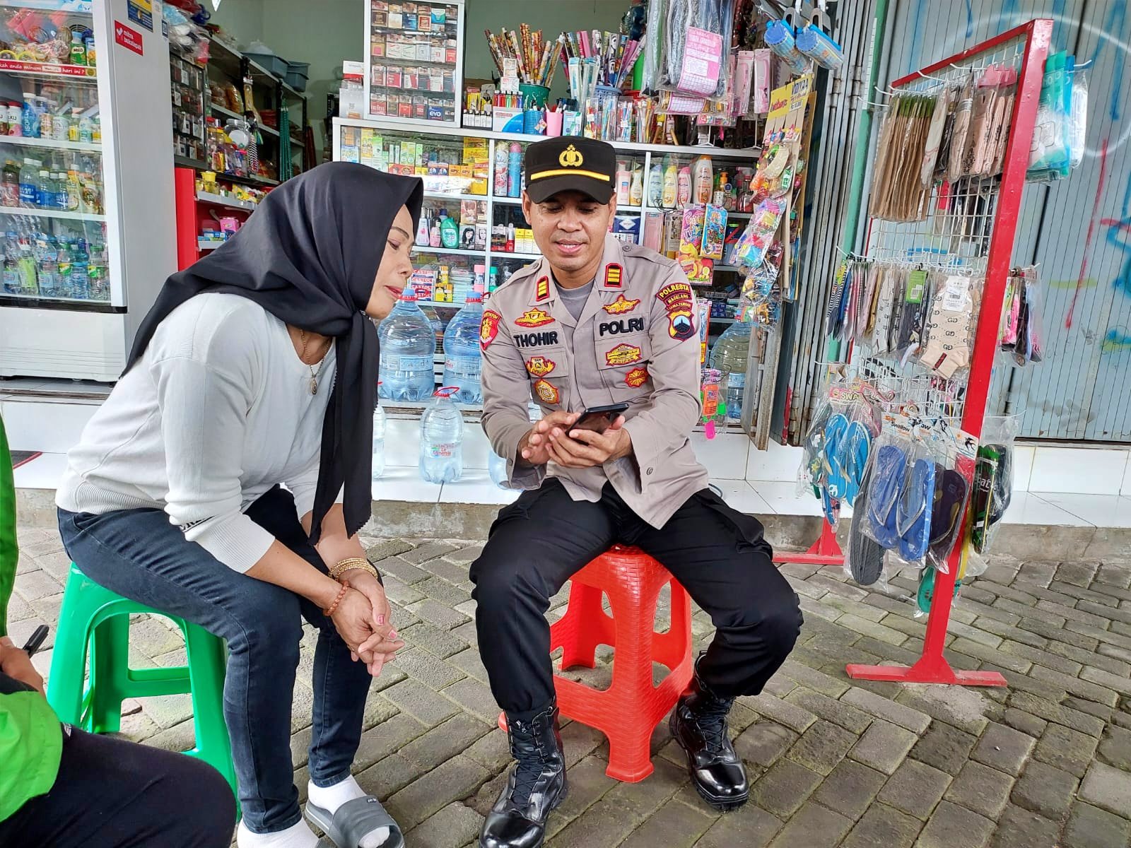 Kapolsek Muntilan saat sosialisasi aplikasi Polri Super kepada warga