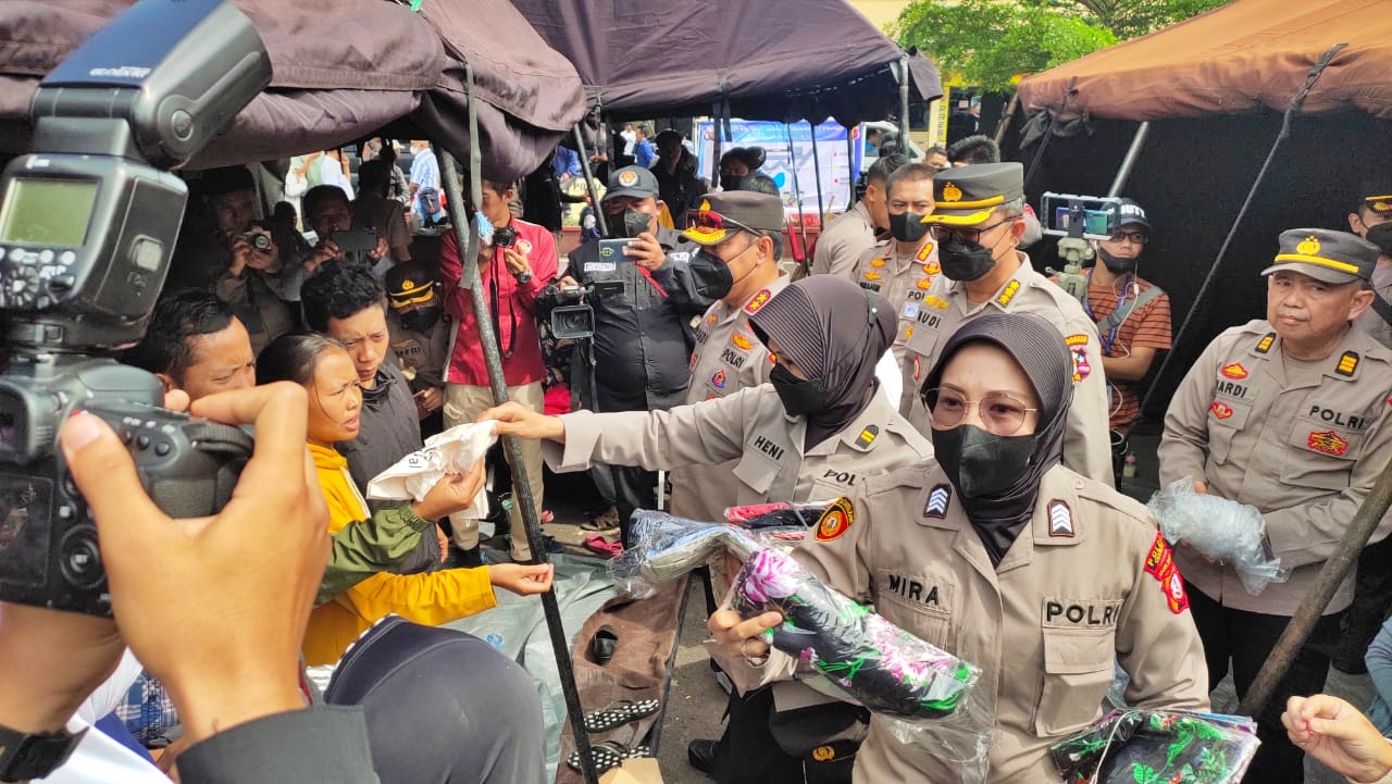 Ketua Umum Bhayangkari, Juliati Sigit Prabowo saat menyalurkan bantuan ke korban gempa cianjur