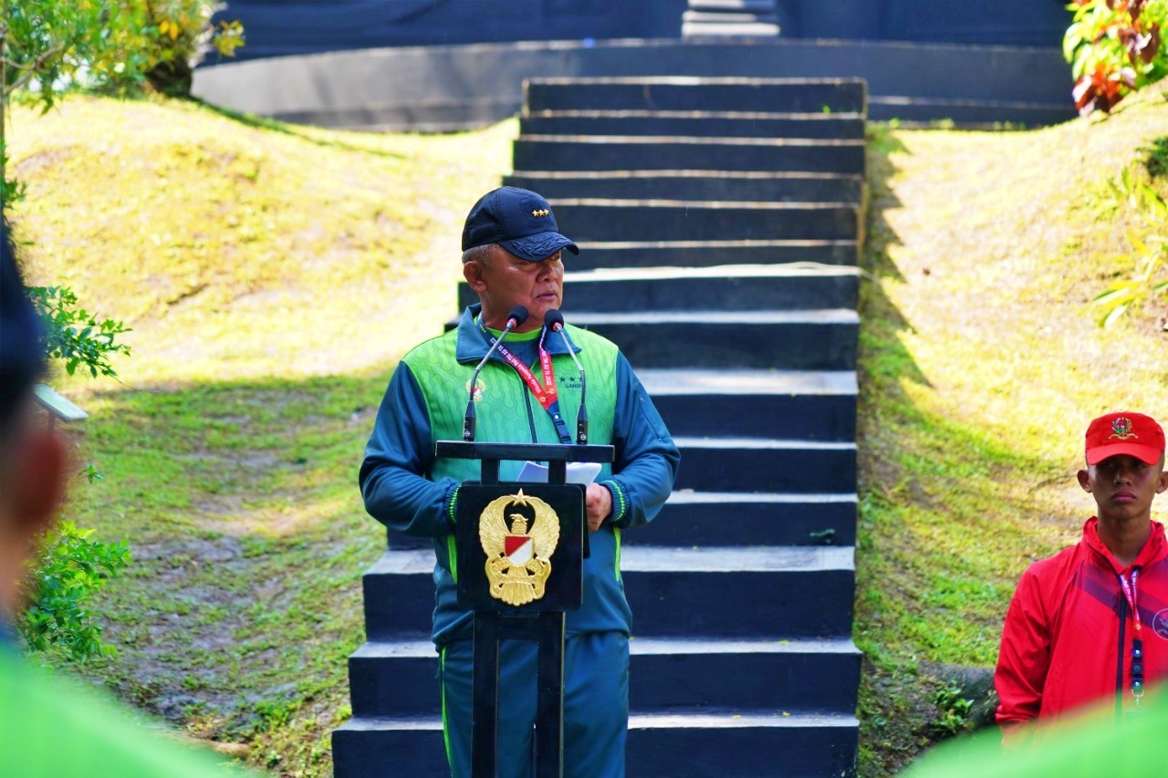 Letnan Jenderal TNI (Purn) Ganip Warsito saat diacara ikrar di Puncak Gunung Tidar Magelang