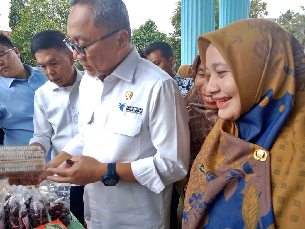 Menteri Perdagangan saat melihat hasil produksi UMKM di Kabupaten Magelang