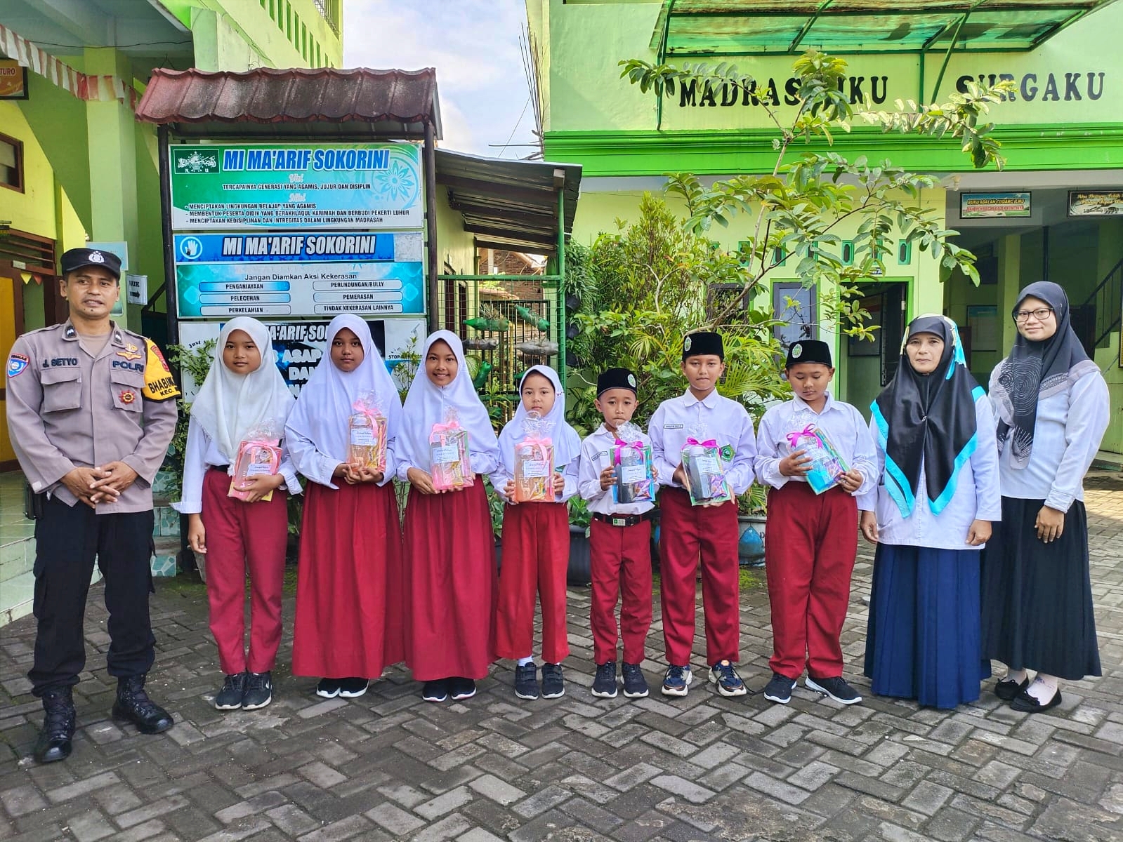 Pemberian hadiah dari Polsek Muntilan kepada para siswa