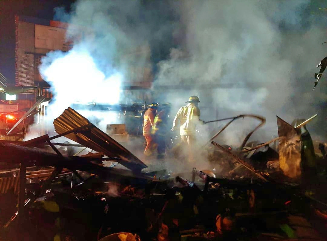 Petugas Damkar Kabupaten Magelang saat memadamkan kebakaran di warung ijo Muntilan
