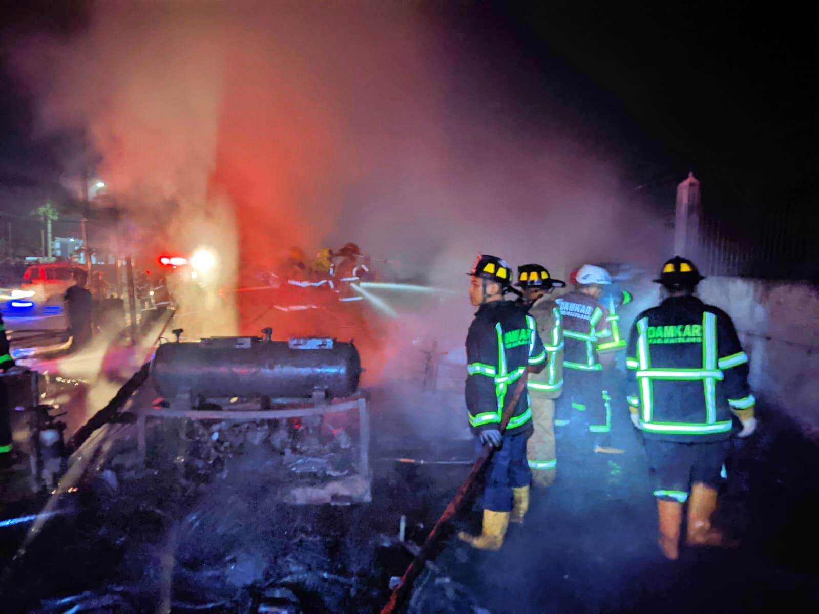 Petugas Damkar Kabupaten dan Kota Magelang saat memadamkan kebakaran di kios tambal ban di Mertoyudan