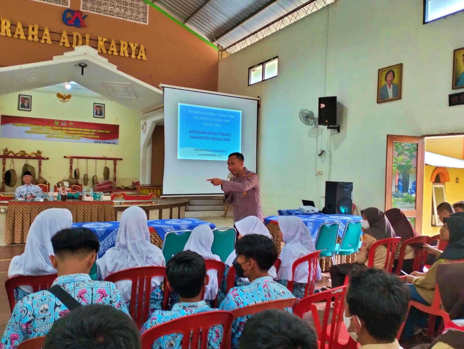 Petugas Polresta Magelang saat pemberian materi kepada para pelajar tingkat SMP di Magelang