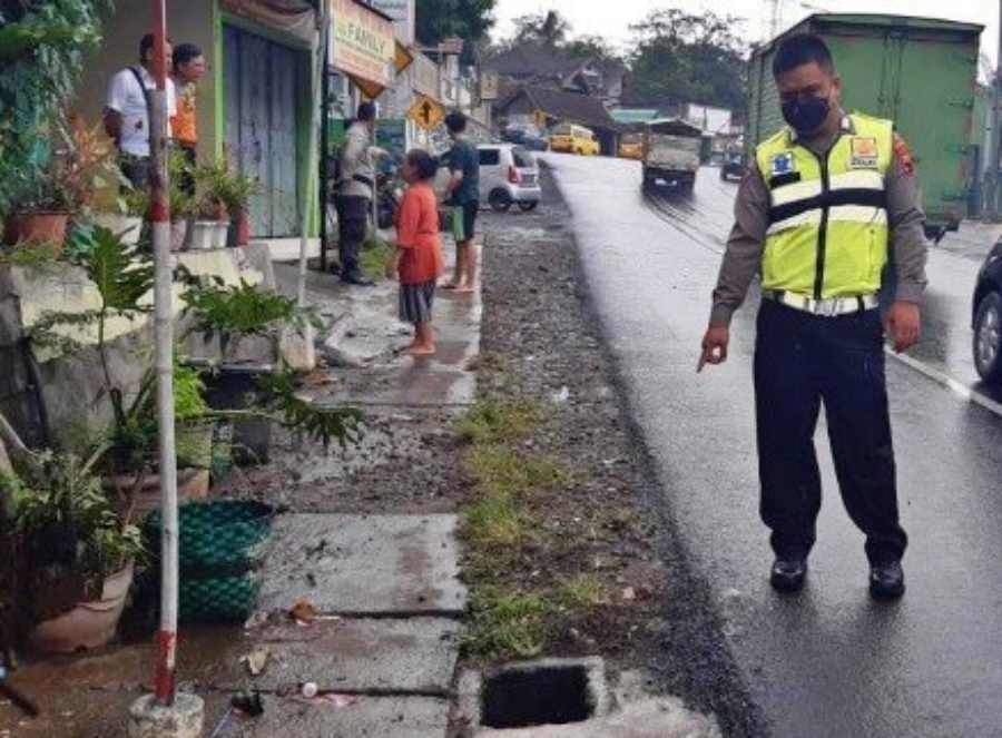 Petugas Satlantas Polres Semarang saat olah tkp kecelakaan mobil tabrak seorang siswi di Jambu