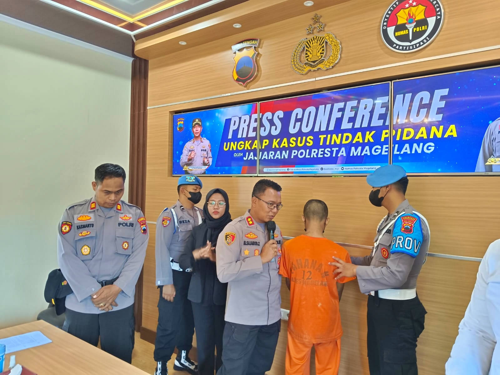 Plt Kapolresta Magelang saat menanyai pelaku pencurian 16 tabung gas melon di Kajoran