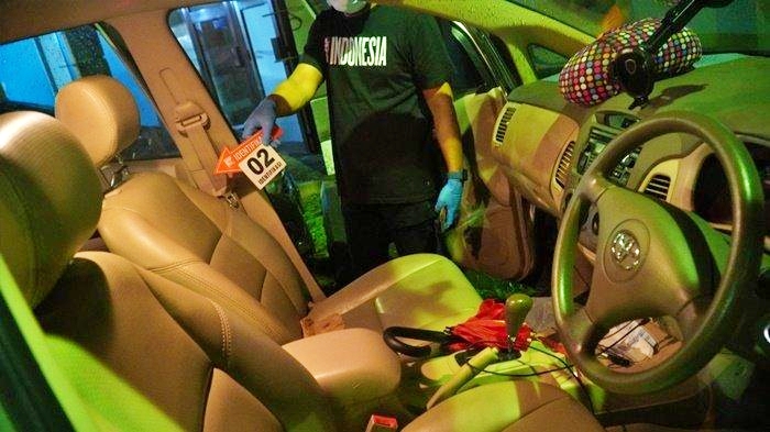 Polisi melakukan olah TKP pembunuhan di dalam mobil yang digunakan pelaku mengeksekusi korban yang merupakan kakeknya sendiri di Yogyakarta _foto Humas Polresta Yogyakarta
