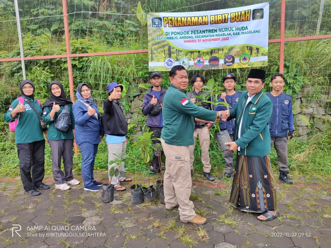 RPLH Baksos bibit buah di sebuah Ponpes di Ngablak Magelang