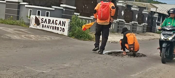 Relawan bravo beri tanda di jalan berlubang di Mertoyudan