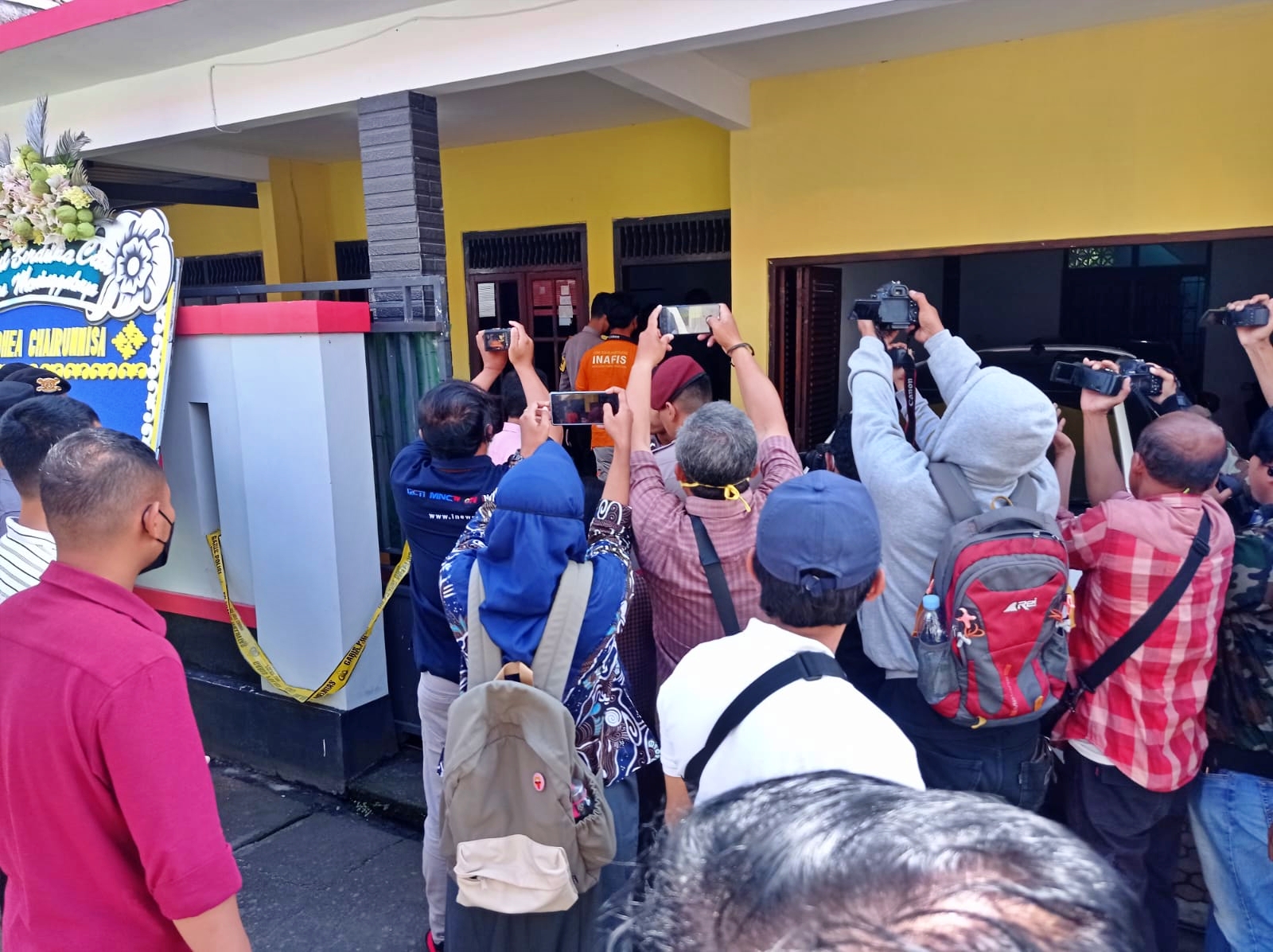 Rumah tiga korban yang dibunuh oleh anaknya sendiri dengan diracun saat olah TKP polisi