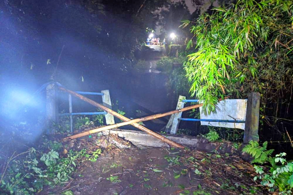 Sebuah jembatan di Kalasan Sleman ambrol