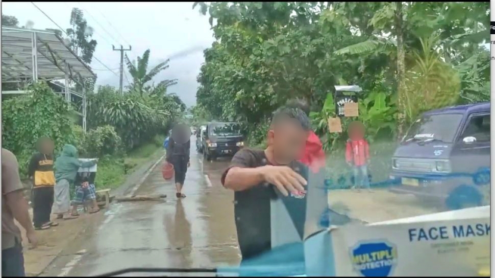 Tangkapan layar video mobil membawa bantuan gempa cianjur dicegat warga