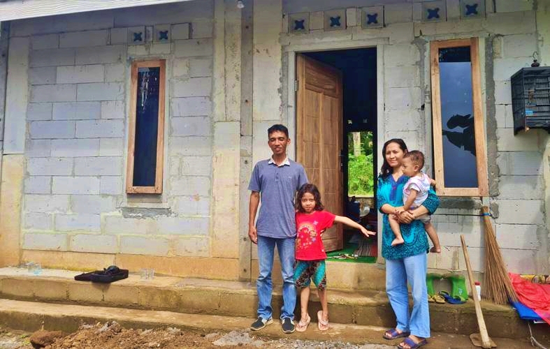 Warga berada di depan bangunan rumah bantuan Tuku Lemah Oleh Omah dari Gubernur Jateng Ganjar Pranowo