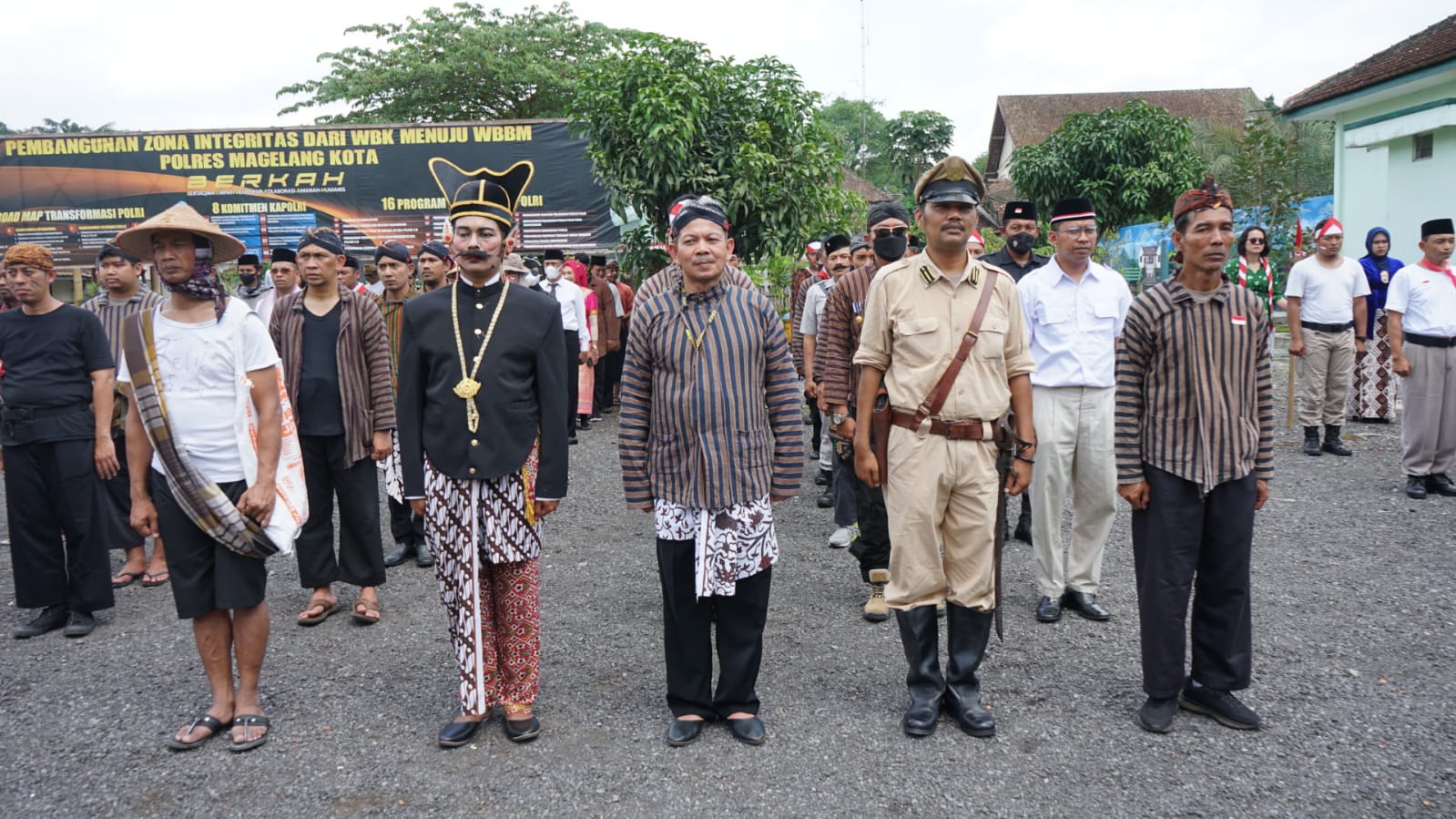 Peringati Hari Pahlawan, Anggota Polres Magelang Kota Kenakan Kostum ala Pejuang