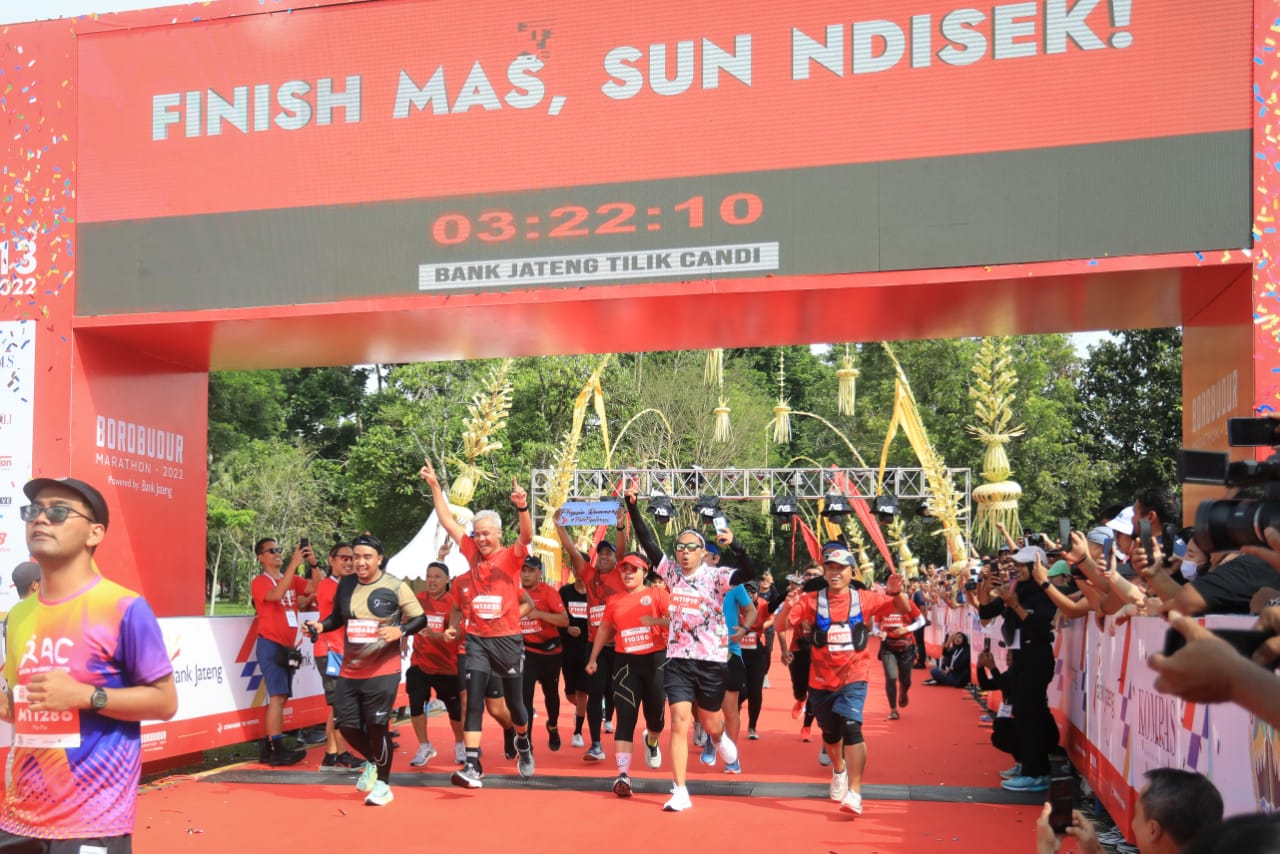 Gubernur Jawa Tengah, Ganjar Pranowo berhasil virgin half marathon di ajang Borobudur Marathon kategori Tilik Candi, Minggu (13/11/2022). (foto: istimewa)