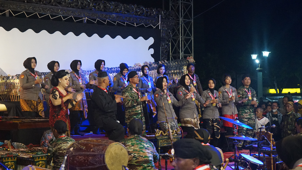 Tim Karawitan Wirama TNI Polri Manunggal Tampil Dalam Pagelaran Wayang Kulit di Alun-Alun Magelang