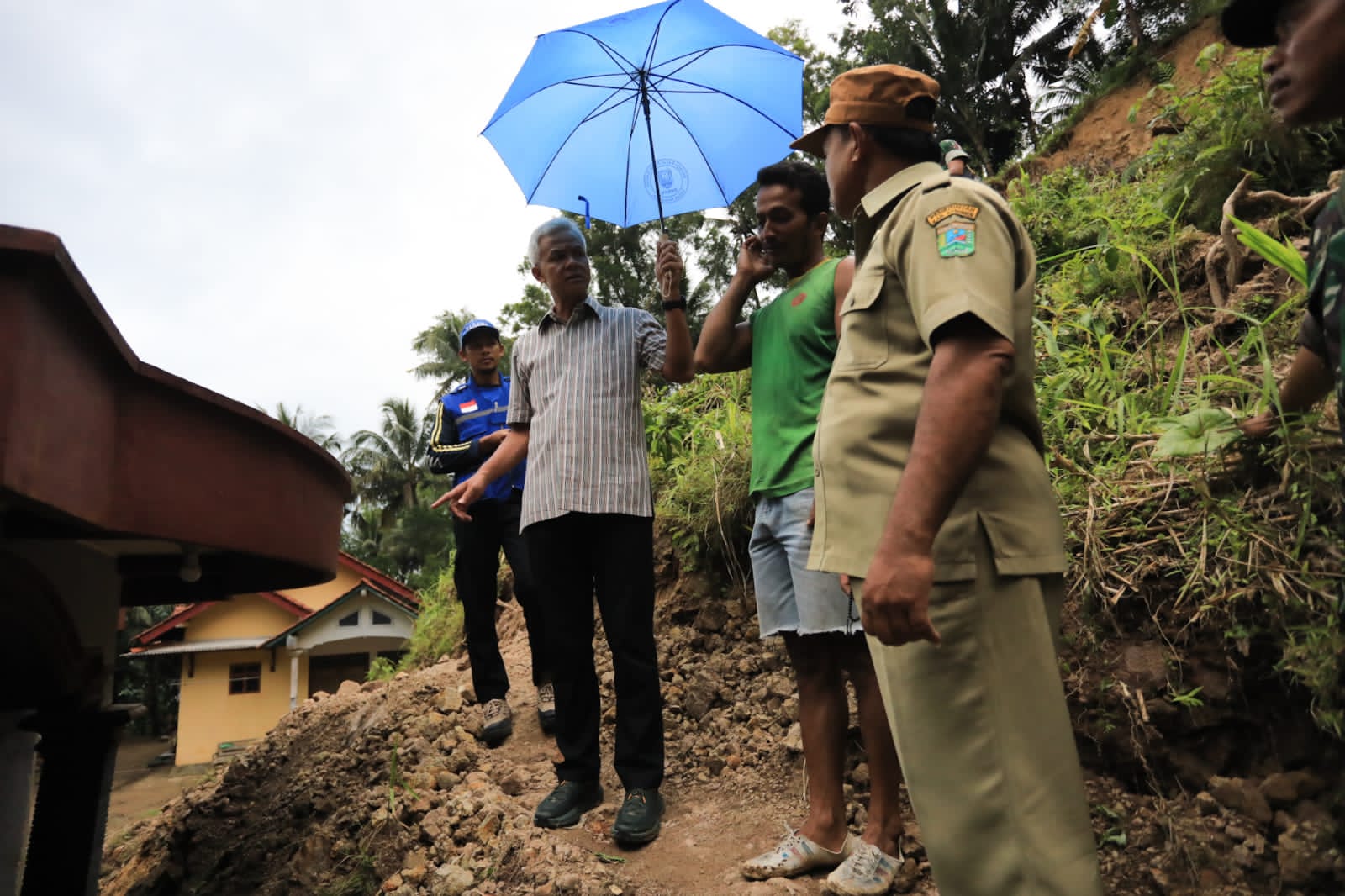 Ganjar Serahkan Bantuan untuk Ponirah yang Rumahnya Terdampak Longsor di Kebumen