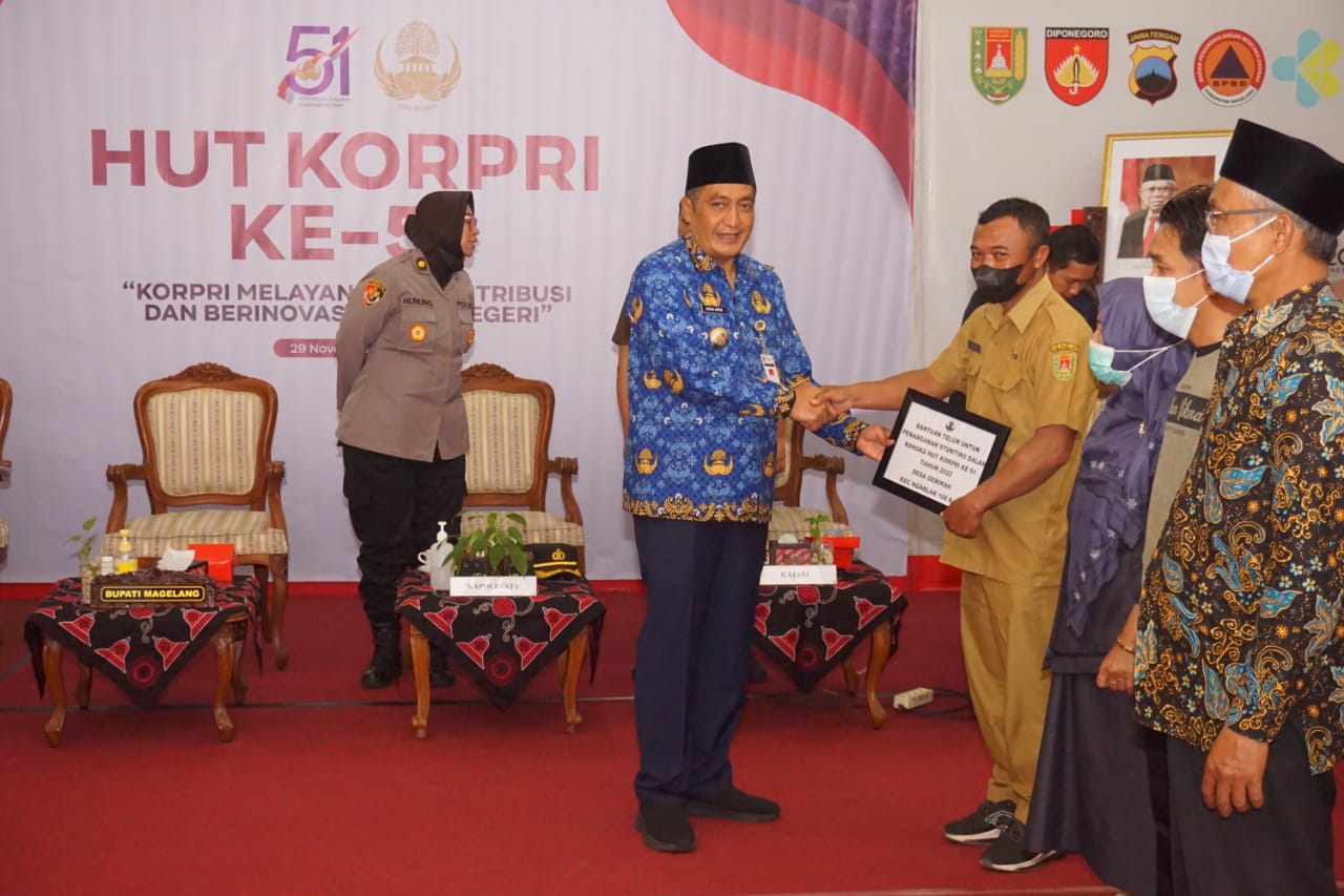Bupati Magelang Zaenal Arifin didampingi jajaran Forkompimda Kabupaten Magelang saat menyerahkan bantuan telur untuk penanganan Stunting dalam rangka peringatan HUT Ke-51 KORPRI tingkat Kabupaten Magelang.