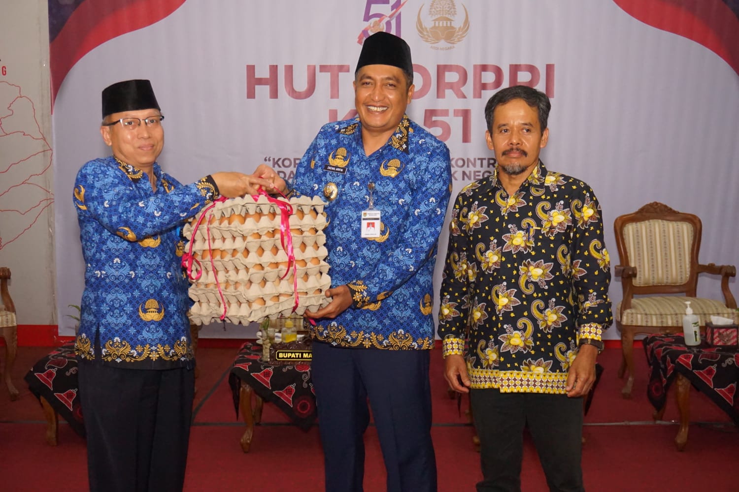 Bupati Magelang Zaenal Arifin saat menerima bantuan telur ayam ras dari Ketua Paguyuban PPN Magelang