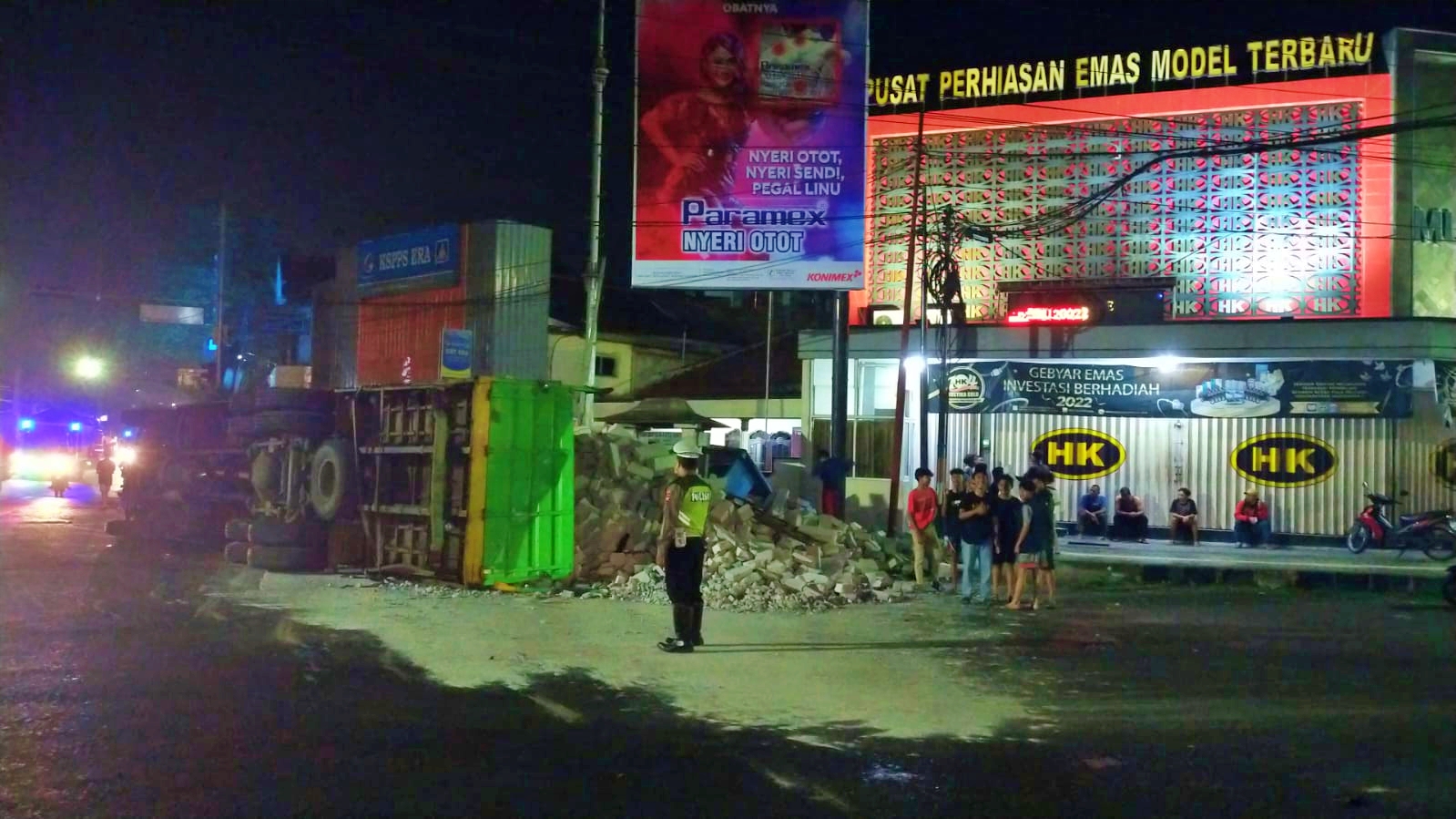 kecelakaan truk terguling di Secang Magelang