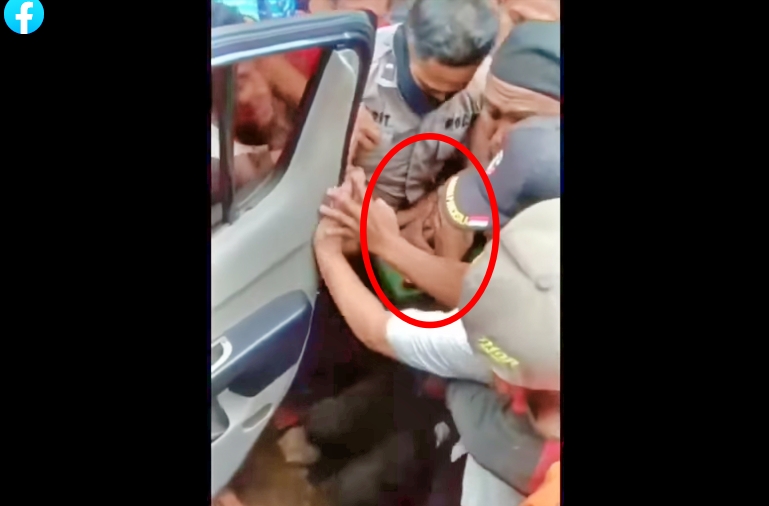 tangkapan layar video Polisi saat amankan seorang pemulung dihajar massa karena mencuri