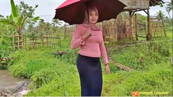 tangkapan layar video youtube janda cantik rumahnya roboh