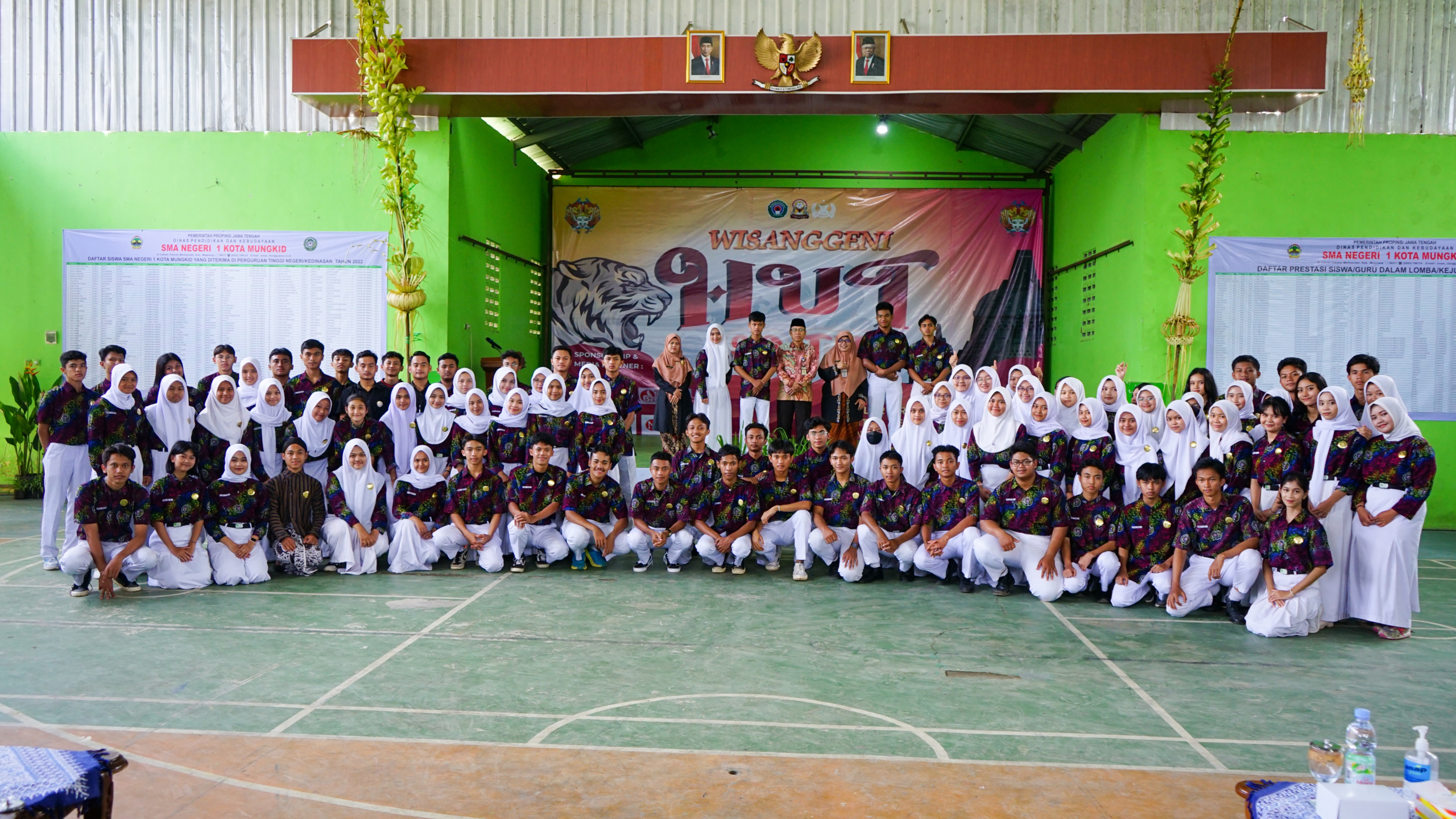 Sekretaris Daerah Kabupaten Magelang Adi Waryanto saat meninjau stand pameran kesenian pada acara Gelar Prestasi Siswa Dalam Rangka Peringatan HUT SMA Negeri 1 Kota Mungkid Ke-39