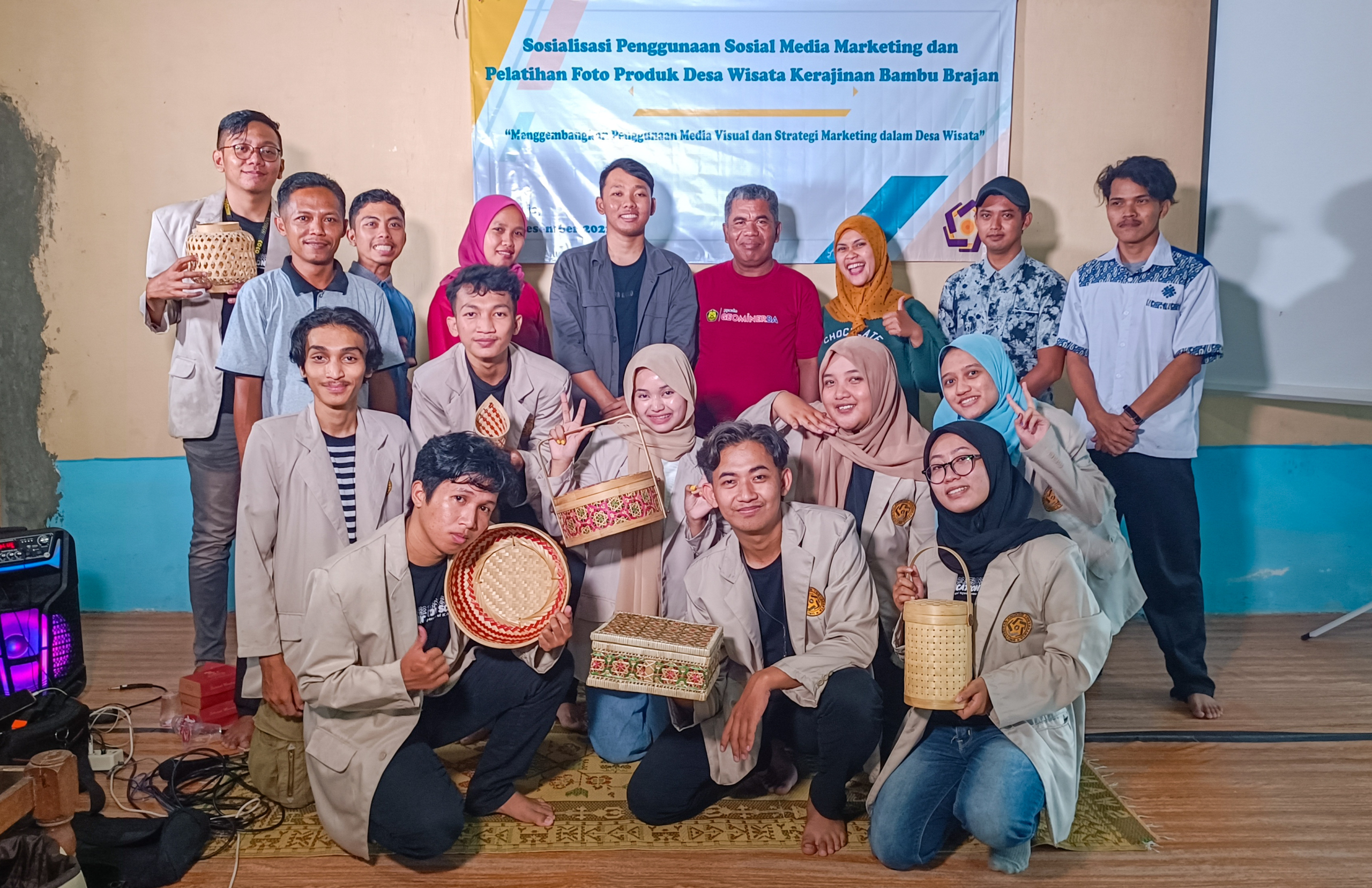 Mahasiswa Amikom Yogyakarta Turun Lapangan Bantu Pelatihan Promosi Wisata