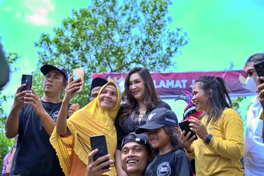 Foto artis cantik saat mudik ke Magelang dikerumuni ibu-ibu_foto instagram Nafa Urbach