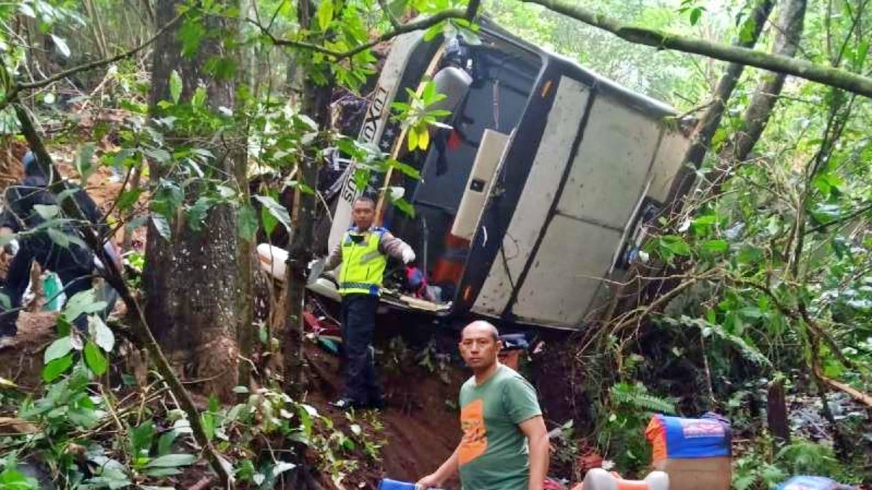 Bus wisata terguling setelah alami kecelakaan dan 7 orang meninggal dunia