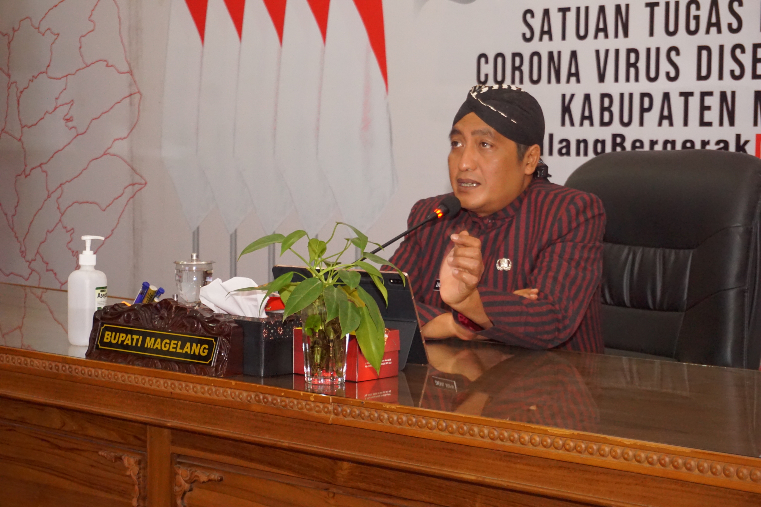 Bupati Magelang Zaenal Arifin didampingi Asisten Pemerintahan dan Kesra Setda Kabupaten Magelang Nanda Cahyadi Pribadi saat memberikan arahan pada acara Peningkatan Kapasitas Kepala Desa dan Sekretaris Desa se-Kecamatan Secang melalui zoom meeting dari Rumah Dinas Bupati Magelang.