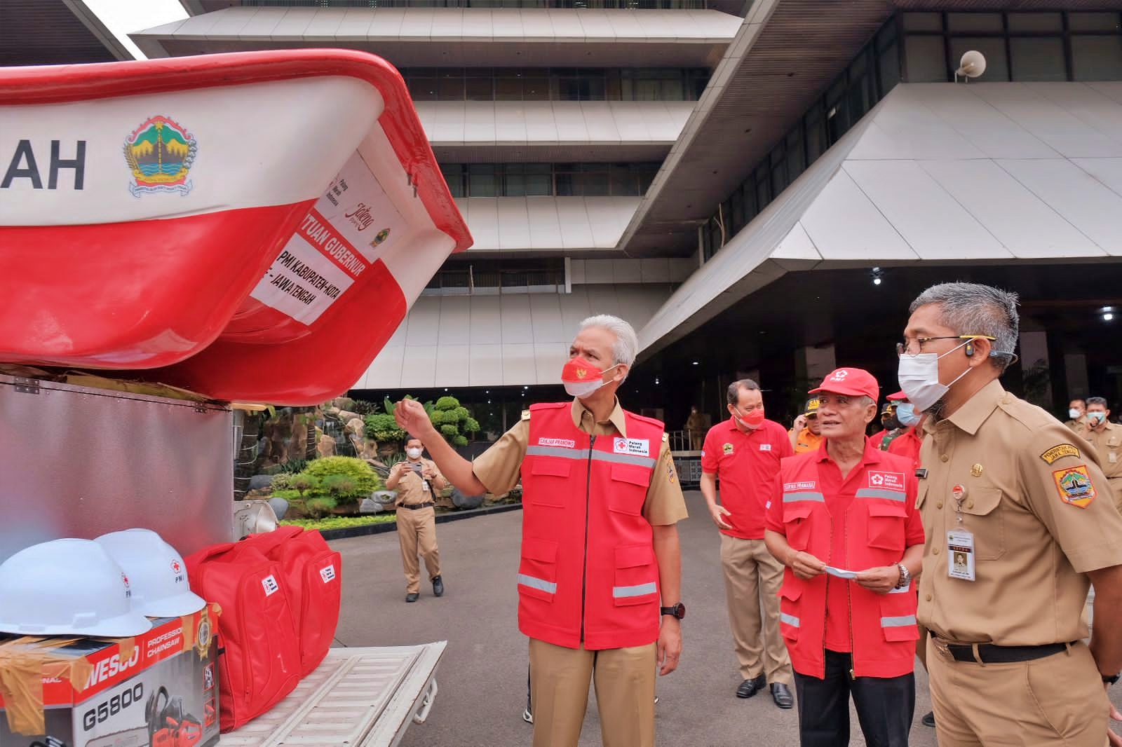Ganjar beri bantuan peralatan kedaruratan kepada PMI