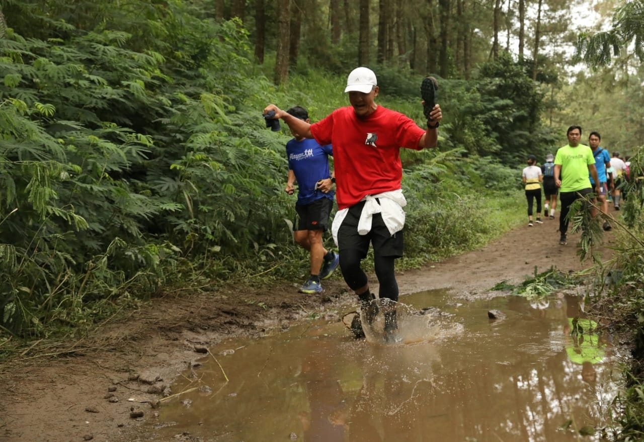 Gubernur Jawa Tengah Ganjar Pranowo ikut memeriahkan event Siksorogo Trail Run Lawu Utara