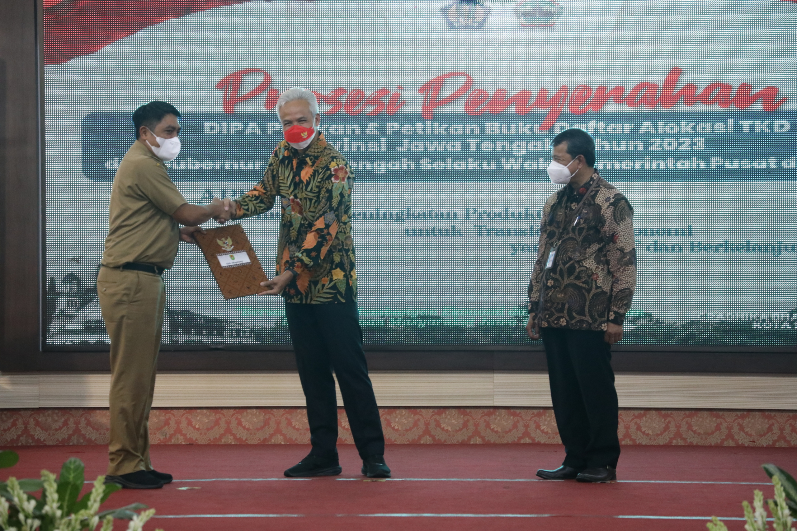 Bupati Magelang Zaenal Arifin saat menerima DIPA Tahun 2023 yang diserahkan oleh Gubernur Jawa Tengah, Ganjar Pranowo