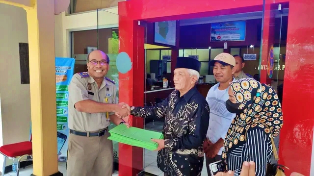 Insin Sutrisno bersama sejumlah warga serahkan berkas kepada Kepala BPN Purworejo_Foto_Jarot Sarwosambodo