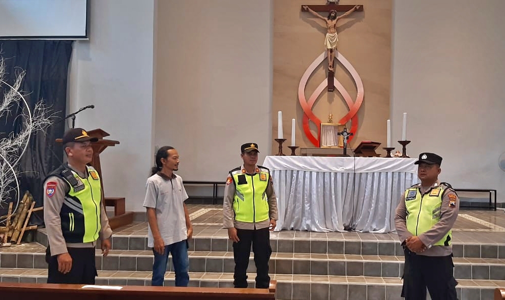 Kapolsek Muntilan pimpin patroli dan pengecekan di gereja gereja jelang Natal